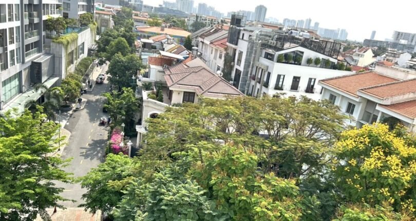 view ban cong can ho 810x430 - Giá mua bán căn hộ 3 phòng ngủ Block D có thang máy Chung cư Mỹ Phước Quận 7 T3/2024