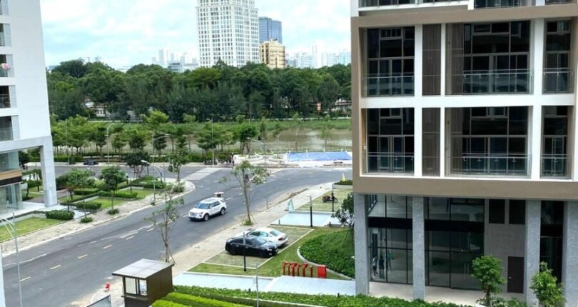 view ban cong officetel cho thue 810x430 - Chính chủ gửi cho thuê shophouse Officetel C3.09 Khu dân cư Midtown Phú Mỹ Hưng T3/2024