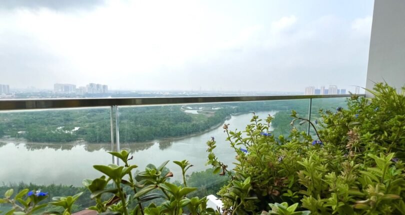 view ban cong phong khach nhin song 810x430 - Giá mua bán căn hộ 3 phòng ngủ Chung cư The Horizon Phú Mỹ Hưng Quận 7 T3/2024