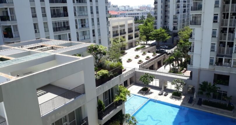 view ho boi noi khu 810x430 - Bán gấp căn hộ 95m2 3 phòng ngủ Chung cư Star Hill Quận 7 giá 4,930 tỷ