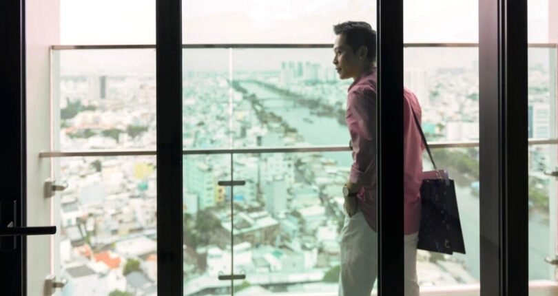 view phong khach can ho 2 810x430 - Giá mua bán căn hộ 2 phòng ngủ block A view sông Chung cư De La Sol Quận 4 T3/2024