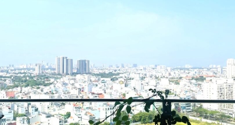 view tu ban cong can ho 810x430 - Giá mua bán căn hộ 2 phòng ngủ Block A Chung cư Green Valley Quận 7 T3/2024