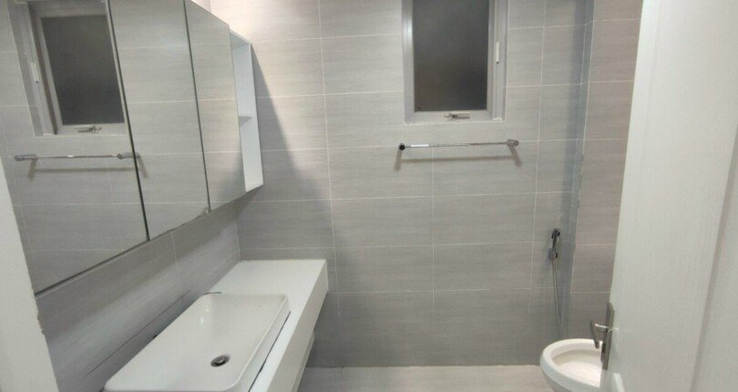 wc can ho can ban 810x430 - Bán căn hộ chung cư Scenic Valley 1, diện tích 110m2, giá 6.4 tỷ, nhà có hợp đồng thuê ổn định.
