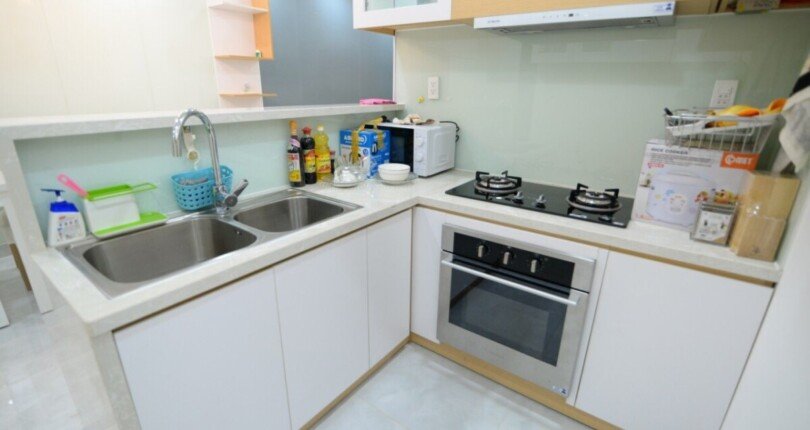 Bep can ho ban 4 810x430 - Cần bán căn hộ chung cư Scenic Valley 1, 70m2, giá 4.250 tỷ, view trực diện hồ bơi, nhà đang trống.