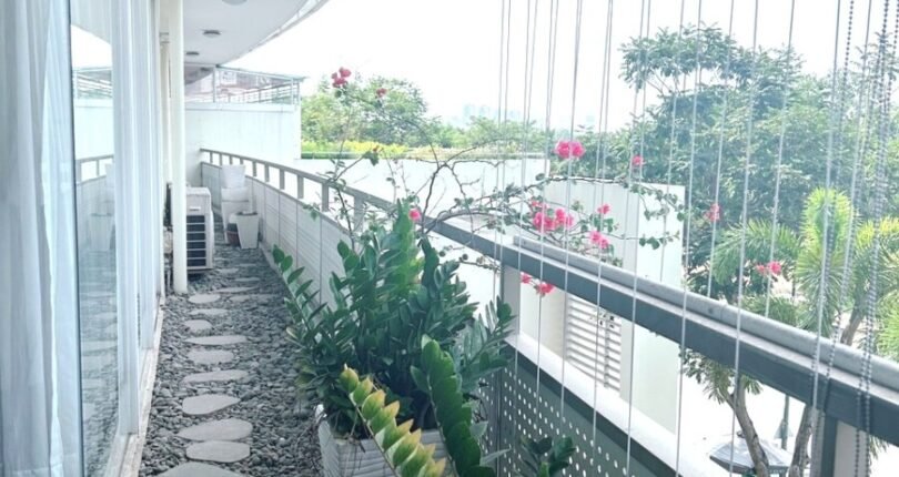 ban cong 810x430 - Giá mua bán căn hộ 3 phòng ngủ block 3b diện tích 270m2 Chung cư Grand View Quận 7 T4/2024
