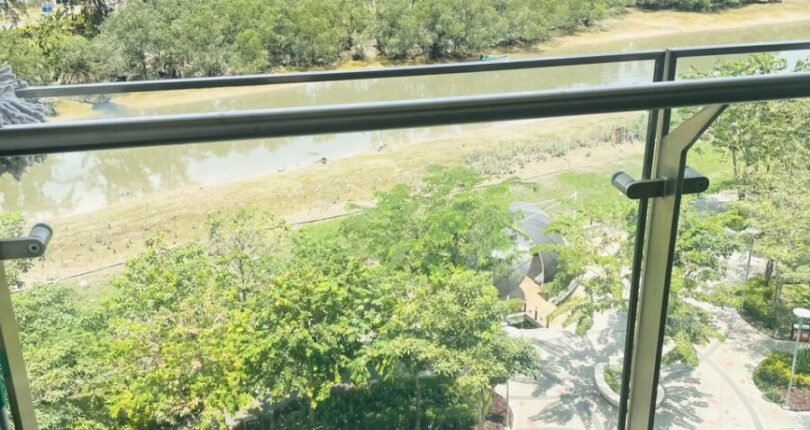 ban cong can ho truc dien song 1 810x430 - Giá mua bán cặp căn hộ thông nhau Chung cư The Peak Midtown Quận 7 T4/2024