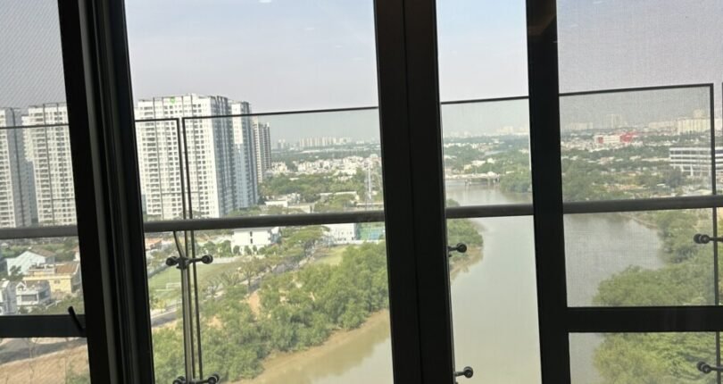 ban cong can ho truc dien song 810x430 - Giá thuê căn hộ 3 phòng ngủ ít nội thất lầu 16 block C chung cư Riverpark premier Quận 7 T4/2024