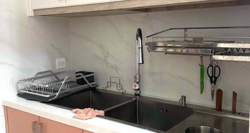 bep trong can ho ban 810x430 - Chủ gửi bán gấp 2 căn hộ Saigon South, căn góc lầu cao view hồ bơi, giá 4,8ty, view sông giá 5 tỷ.