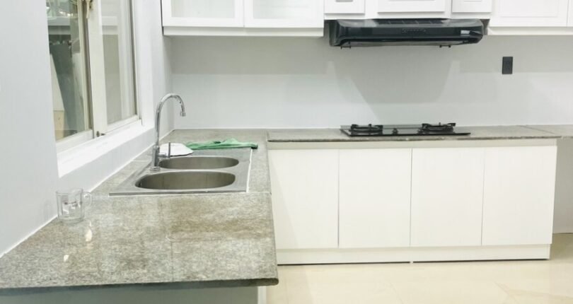 bep trong nha cho thue 810x430 - Giá cho thuê nhà Biệt thự liền kề số 17 Khu Hưng Thái 1 Phú Mỹ Hưng Quận 7 T4/2024