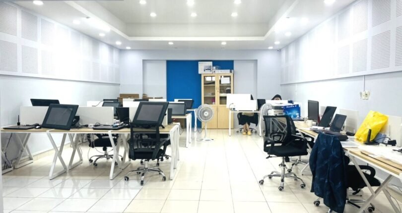 can canh van phong san ban ghe lam viec 810x430 - Giá Cho thuê văn phòng số 1421 đường Nguyễn Văn Linh Quận 7 T4/2024