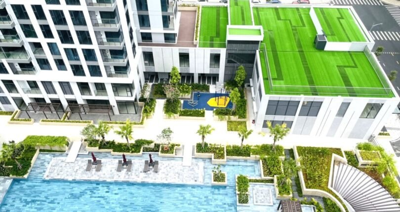 can ho ban truc dien ho boi noi khu 810x430 - Giá mua bán căn hộ 2 phòng ngủ Block B trực diện hồ bơi Chung cư Cardinal Court Phú Mỹ Hưng T4/2024