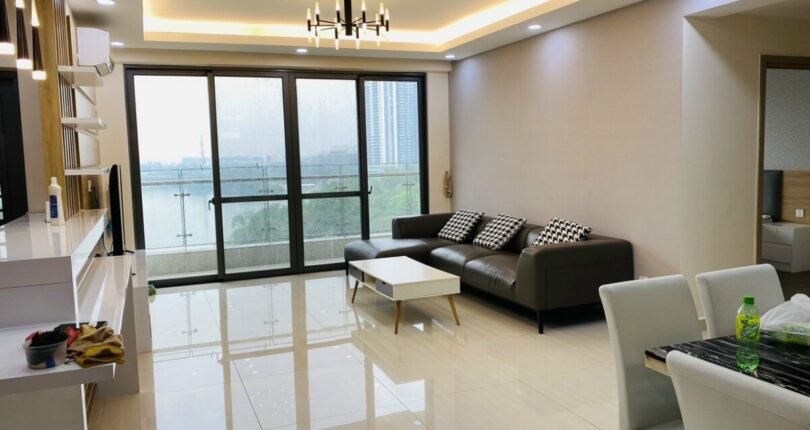 can ho co phong khach rong rai ban cong truc dien song 810x430 - Giá thuê căn hộ 3 phòng ngủ căn 05 Block C Chung cư Riverpark Premier Quận 7 T4/2024