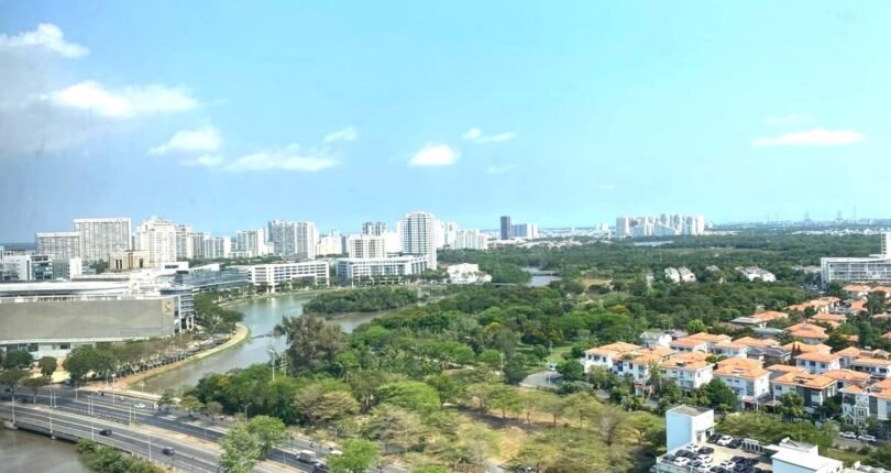 can ho lien ke ho ban nguyet quan 7 810x430 - Giá mua bán căn hộ 3 phòng ngủ 135m2 Block A Chung cư Happy Valley Quận 7 T5/2024