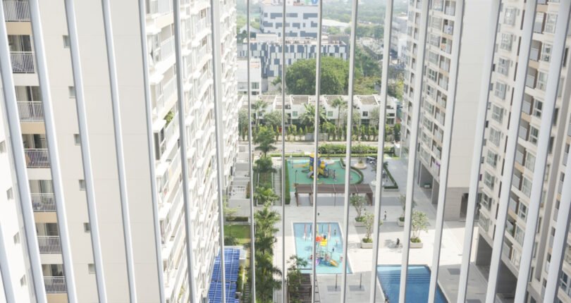 can ho lien ke ho boi noi khu 810x430 - Giá mua bán căn hộ 3 phòng ngủ Block A Chung cư Scenic Valley 1 Quận 7 T5/2024