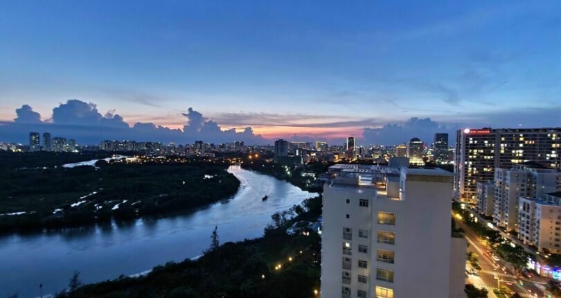 canh song ban dem nhin tu can ho 810x430 - Giá mua bán căn hộ 3 phòng ngủ Block D Chung cư Riverside Residence Nguyễn Lương Bằng Quận 7 T4/2024