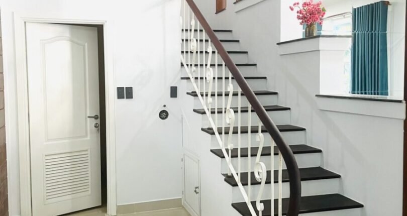 cau thang len lau 1 810x430 - Giá cho thuê nhà Biệt thự liền kề số 17 Khu Hưng Thái 1 Phú Mỹ Hưng Quận 7 T4/2024