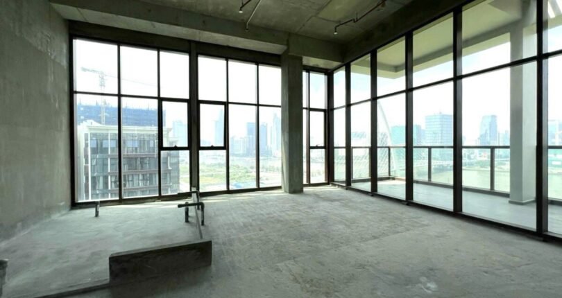 hien trang penthouse ban giao tho 810x430 - Giá mua bán căn hộ Penthouse 5 phòng ngủ tháp Galleria Chung cư The Metropole Thủ Thiêm T4/2024