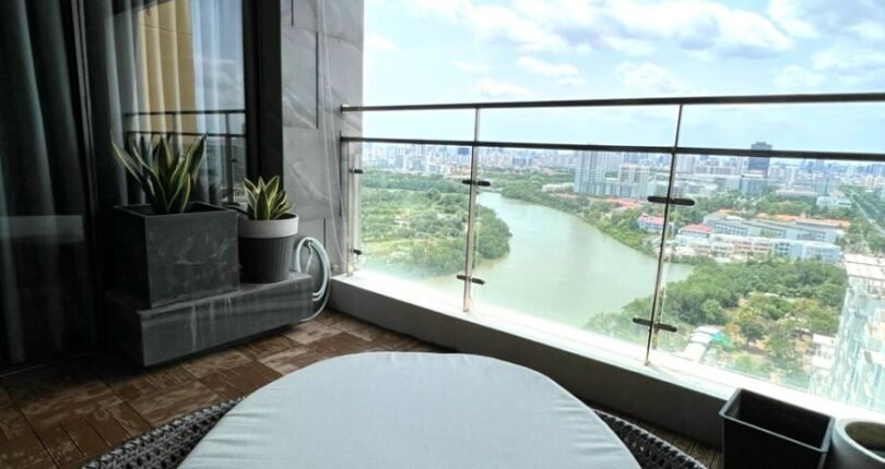 hinh anh ban cong rong rao 810x430 - Giá mua bán căn hộ 3 phòng ngủ Block D view sông Chung cư Riverside Residence, Quận 7 T5/2024