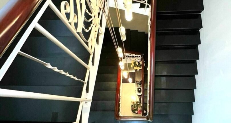 hinh anh cau thang bo 810x430 - Giá mua bán nhà Biệt thự B2 Khu dân cư Hưng Thái 2 Quận 7 T4/2024