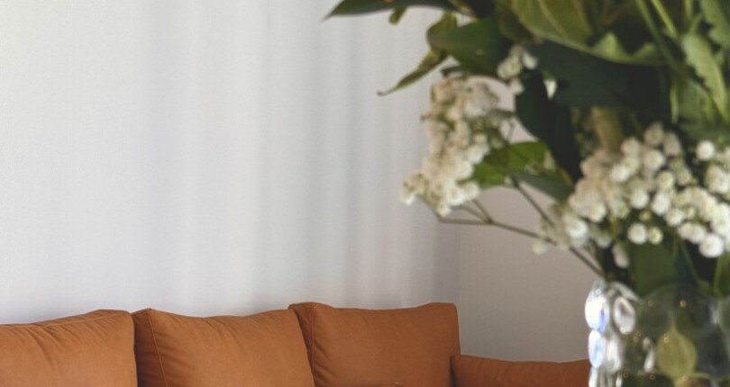 hinh anh phong khach can ho can cho thue 810x430 - Cho thuê căn hộ 02pn Cardinal, nhà mới, giá 25tr/tháng, 02pn, 76m2, xem nhà dễ.