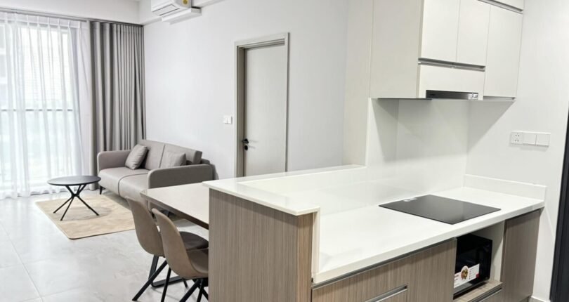 khong gian bep mo 1 810x430 - Cho thuê căn hô 2 phòng ngủ Cardinal Court view hồ bơi đẩy đủ nội thất cao cấp