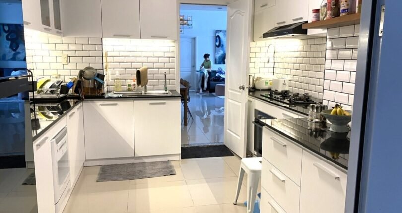 khong gian bep rong rai 1 810x430 - Giá thuê căn hộ 3 phòng ngủ Block D view sông Chung cư Riverside Residence Quận 7 T4/2024