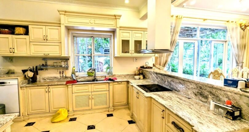 khong gian bep rong rai 810x430 - Giá mua bán nhà Biệt thự đơn lập số A38 Khu dân cư Hưng Thái 2 Quận 7 T4/2024