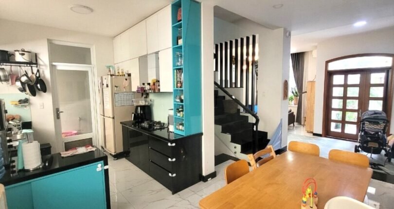 khong gian bep va phong an 810x430 - Giá thuê nhà Biệt thự B25 Khu Mỹ Văn 2 Phú Mỹ Hưng Quận 7 T4/2024