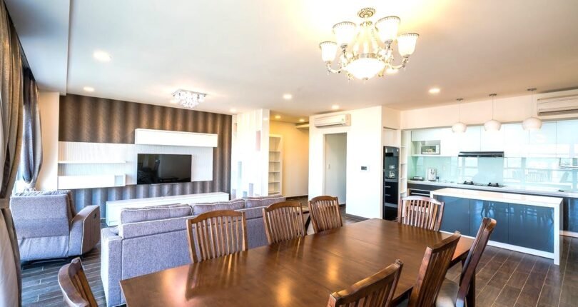 khong gian phong an va phong khach 810x430 - Giá mua bán căn hộ 3 phòng ngủ 135m2 Block A Chung cư Happy Valley Quận 7 T5/2024