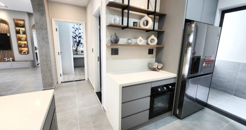 khong gian phong bep 1 810x430 - Giá mua bán căn hộ 3 phòng ngủ Chung cư Green View Nguyễn Lương Bằng Quận 7 T5/2024