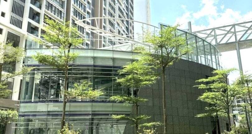 kien truc doc dao bang kinh trong suot 810x430 - Giá mua bán Shophouse tòa nhà dịch vụ F&B chiếc là Chung cư Midtown m7 Quận 7 T5/2024