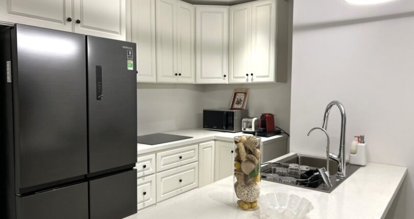 phong bep rong rai 810x430 - Bán gấp căn hộ Cardinal Court, 76m2 đầy đủ nội thất cao cấp, giá 6,8 tỷ