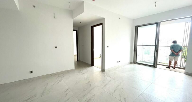phong khach can ho ban 21 810x430 - Giá mua bán căn hộ 2 phòng ngủ Block C Chung cư Midtown m7 Phú Mỹ Hưng Quận 7 T5/2024