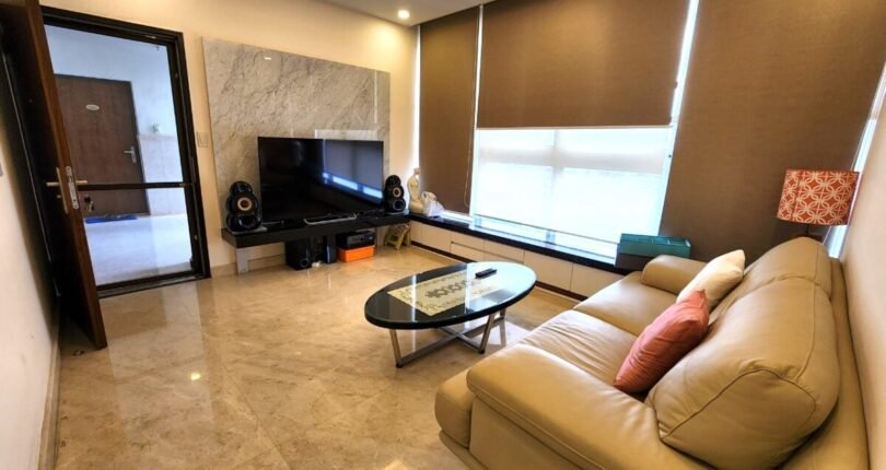 phong khach can ho ban 24 810x430 - Giá mua bán căn hộ 2 phòng ngủ Block B Chung cư Star Hill Quận 7 T5/2024