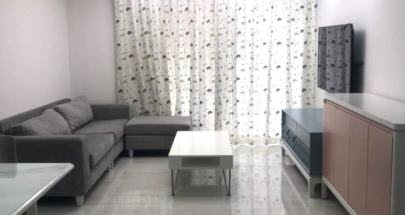 phong khach can ho ban 3 810x430 - Chủ gửi bán gấp 2 căn hộ Saigon South, căn góc lầu cao view hồ bơi, giá 4,8ty, view sông giá 5 tỷ.