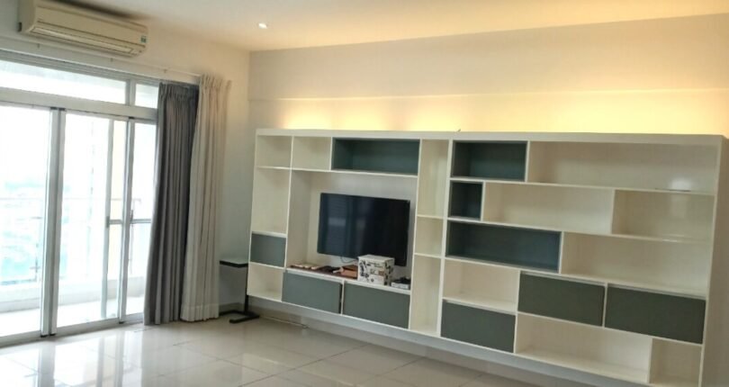 phong khach can ho ban 7 810x430 - Giảm giá bán gấp căn hộ Riverside Residence 189m2, lầu cao, view sông, có ô xe ô tô, giá 11.2 tỷ