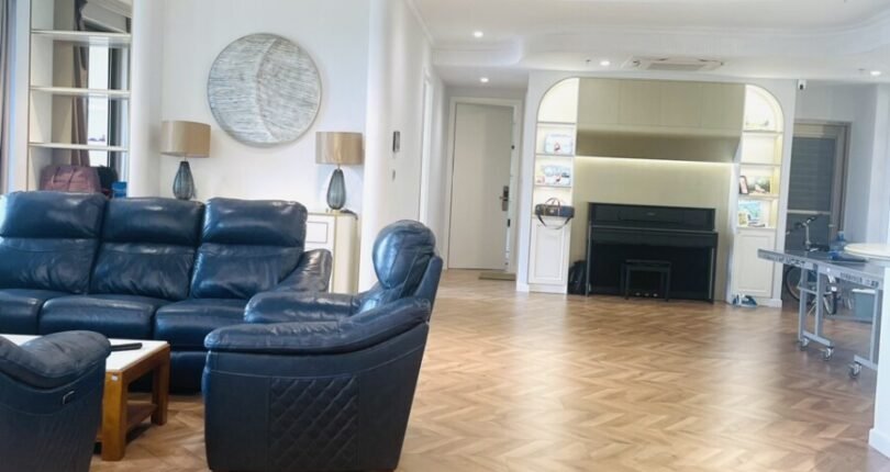 phong khach ho ban 810x430 - Giá mua bán cặp căn hộ thông nhau Chung cư The Peak Midtown Quận 7 T4/2024