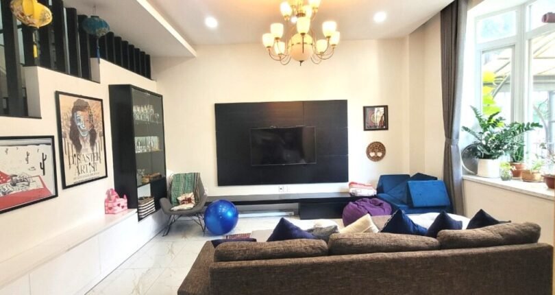 phong khach nha cho thue 810x430 - Giá thuê nhà Biệt thự B25 Khu Mỹ Văn 2 Phú Mỹ Hưng Quận 7 T4/2024