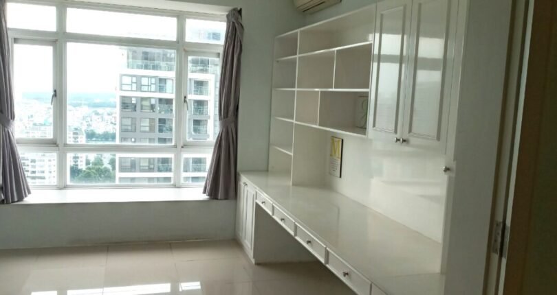 phong ngu can ho ban 4 810x430 - Giảm giá bán gấp căn hộ Riverside Residence 189m2, lầu cao, view sông, có ô xe ô tô, giá 11.2 tỷ