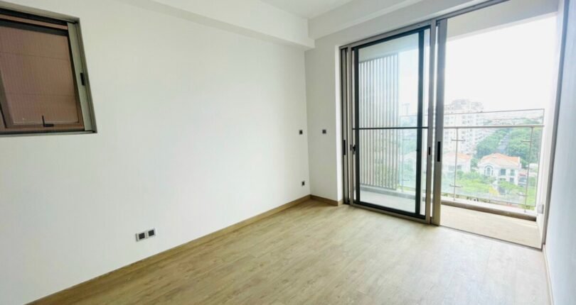 phong ngu chinh co ban cong 810x430 - Giá mua bán căn hộ 2 phòng ngủ Block C Chung cư Midtown m7 Phú Mỹ Hưng Quận 7 T5/2024