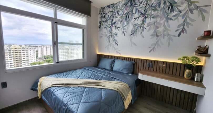 phong ngu co cua so thoang mat quanh nam 810x430 - Giá mua bán căn hộ 3 phòng ngủ Chung cư Green View Nguyễn Lương Bằng Quận 7 T5/2024