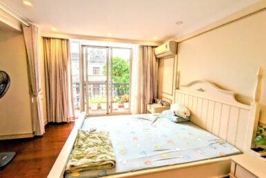 phong-ngu-nho-trong-nha-biet-thu-ban