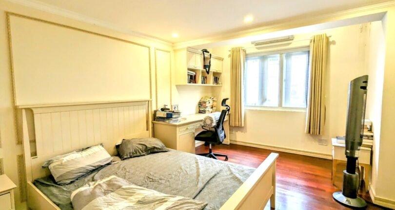 phong ngu trong biet thu 810x430 - Giá mua bán nhà Biệt thự đơn lập số A38 Khu dân cư Hưng Thái 2 Quận 7 T4/2024