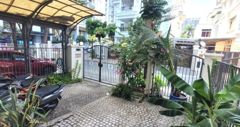 san vuon nha biet thu cho thue 810x430 - Giá thuê nhà Biệt thự B25 Khu Mỹ Văn 2 Phú Mỹ Hưng Quận 7 T4/2024