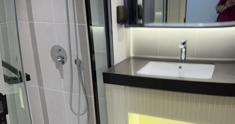 toilet 810x430 - Giá mua bán căn hộ 2 phòng ngủ Block A Chung cư Cardinal Court Quận 7 T5/2024