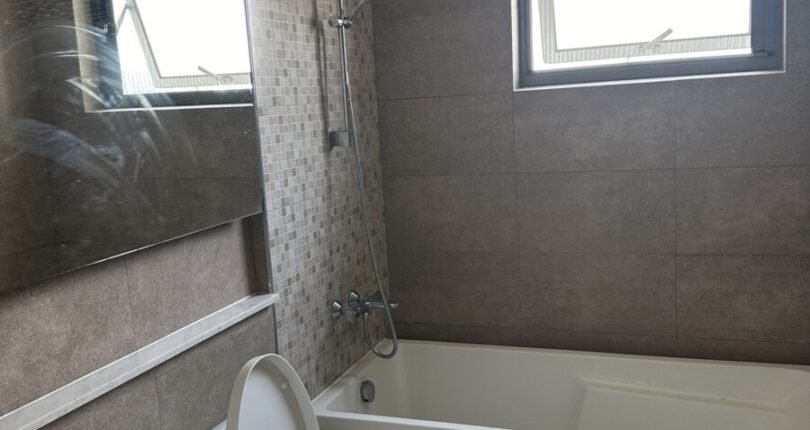 toilet co bon tam nam 810x430 - Giá thuê căn hộ 3 phòng ngủ ít nội thất lầu 16 block C chung cư Riverpark premier Quận 7 T4/2024