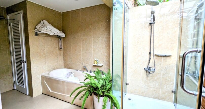 toilet co bon tam nam mo 810x430 - Giá mua bán nhà Biệt thự đơn lập số A38 Khu dân cư Hưng Thái 2 Quận 7 T4/2024