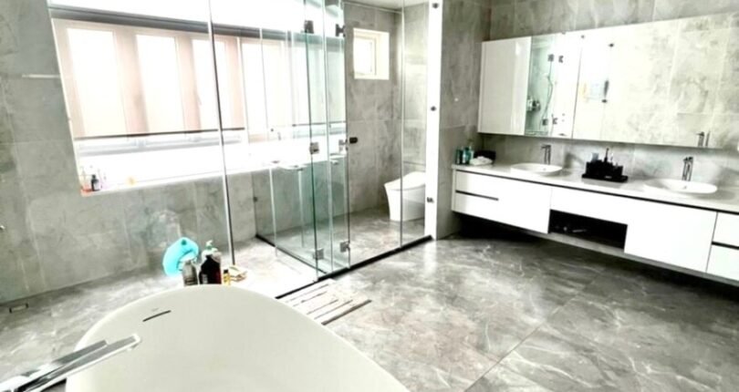 toilet rong rai co bon tam ban 810x430 - Giá mua bán nhà Biệt thự đơn lập có hồ bơi Khu dân cư Cityland Riverside Quận 7 T4/2024