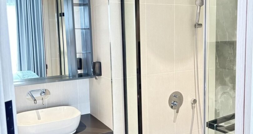 toilet rong rai sang trong 810x430 - Cho thuê căn hô 2 phòng ngủ Cardinal Court view hồ bơi đẩy đủ nội thất cao cấp