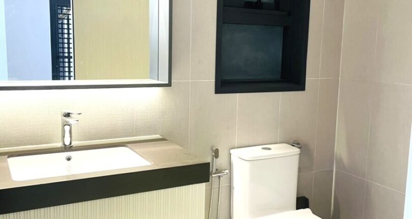 toilet sang trong day du thiet bi 810x430 - Giá mua bán căn hộ 2 phòng ngủ Block B trực diện hồ bơi Chung cư Cardinal Court Phú Mỹ Hưng T4/2024